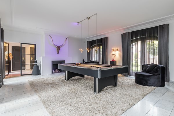 Foto - Te koop: Op een schitterende en rustige locatie in de geliefde villawijk "Moltbos" staat deze stijlvolle, vrijstaande villa met een uitzonderlijk royaal woonoppervlak.